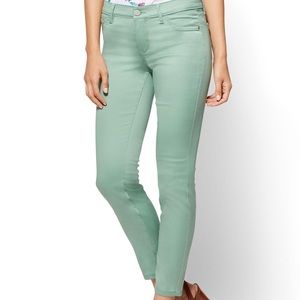 CROSBY PANT - SLIM-LEG ANKLE in MINT GREEN